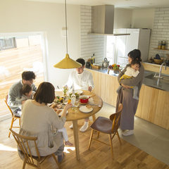 お友達をたくさん招きたくなる美しい規格住宅のオシャレなオープンキッチン
