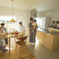 美しい規格住宅のおもてなししやすい北欧スタイルのオシャレなキッチンダイニング