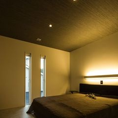 美しい規格住宅の落ち着くラグジュアリーな和モダンな寝室