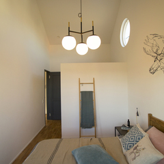 北欧ヴィンテージスタイルが心地よい美しい規格住宅のこだわりの寝室
