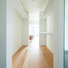 白基調のシンプルな美しい規格住宅の収納スペース 