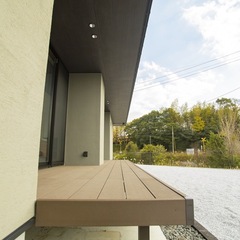 美しい規格住宅の庭の景色を満喫するのびやかな暮らし