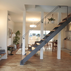 カフェ風空間に映える美しい規格住宅のアイアンストリップ階段