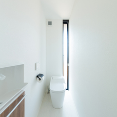 おしゃれなスリット窓がゆとりを演出する美しい規格住宅のレストルーム