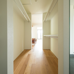 洗練された白が基調のシンプルな美しい規格住宅の収納スペース