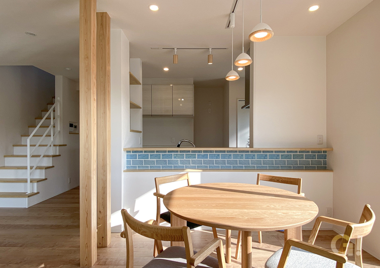 【家カフェ】ライトブルーのタイルが可愛いナチュラルテイストのキッチンカウンター