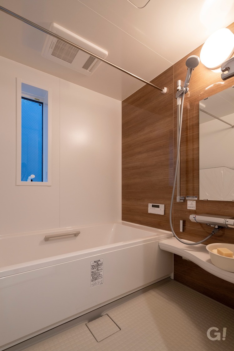 『光と風も感じられリラックスできる落ち着きのあるシンプルモダンな浴室』の写真
