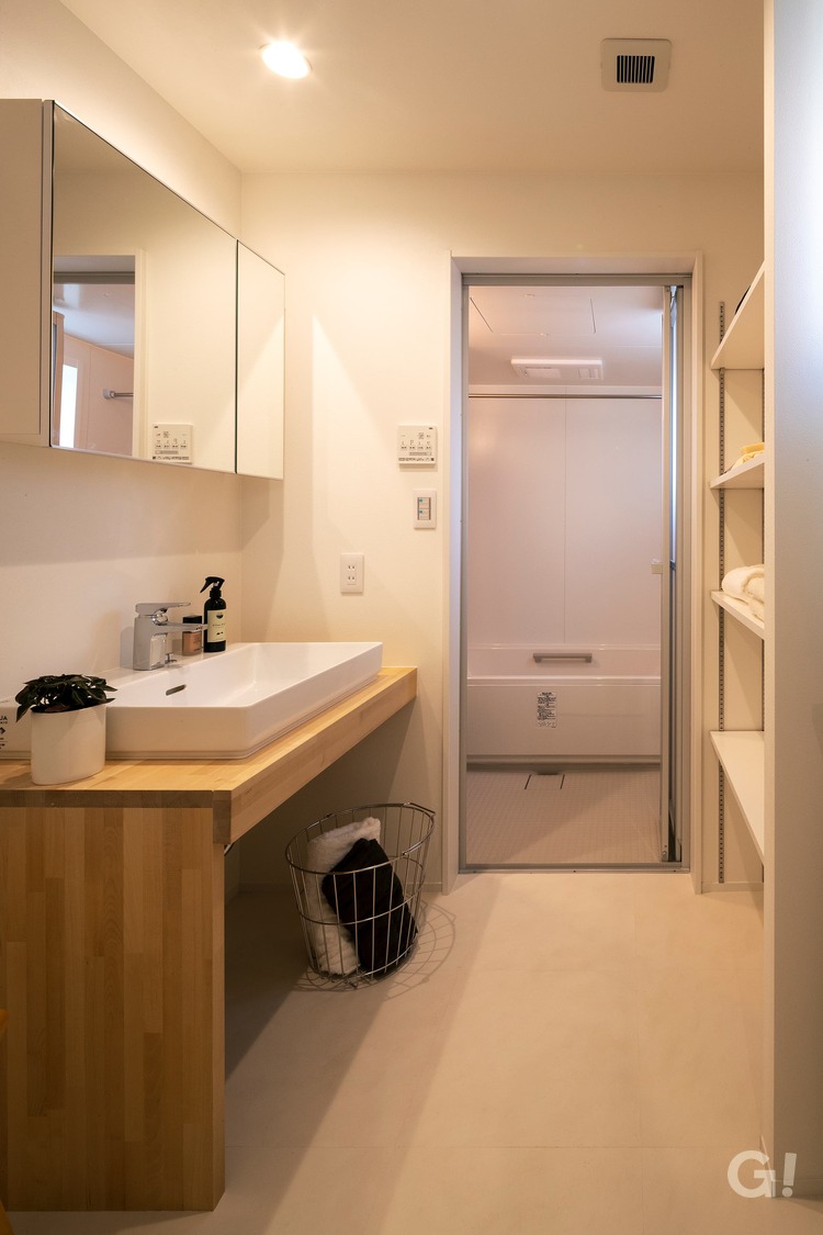 『自然素材に優しく包まれ繊細で上品な空間広がる北欧スタイルの洗面脱衣室』の写真