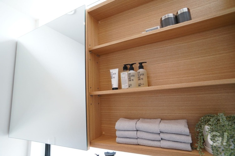 『木の贅沢な香りに包まれ多機能で使いやすい収納がいい北欧スタイルの洗面所』の写真