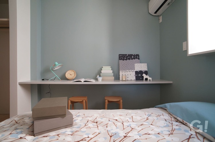 『スタディスペースもあり自分だけの時間を満喫！落ち着きのある北欧スタイルの寝室』の写真