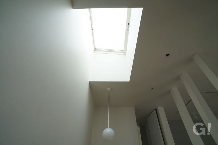 『繊細で上品な空間に光を優しく届けてくれるシンプルな2階ホールにある天窓』の写真