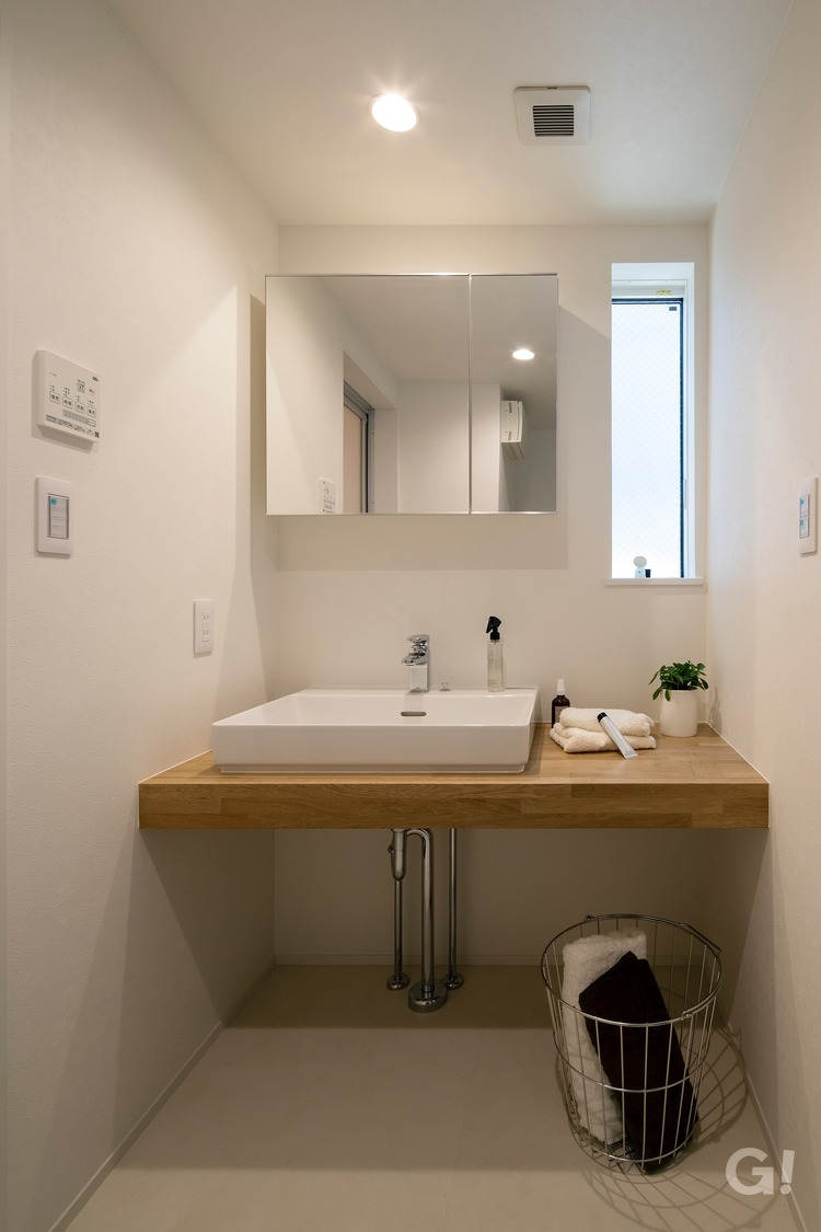 自然素材に包まれ繊細で上品な空間広がるシンプルモダンな洗面所