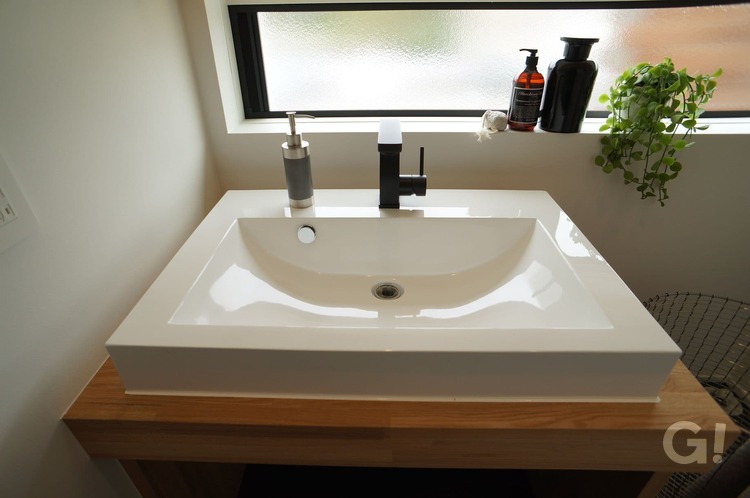 『自然素材に優しく包まれ繊細で上品な空間に癒されるシンプルモダンな洗面所』の写真