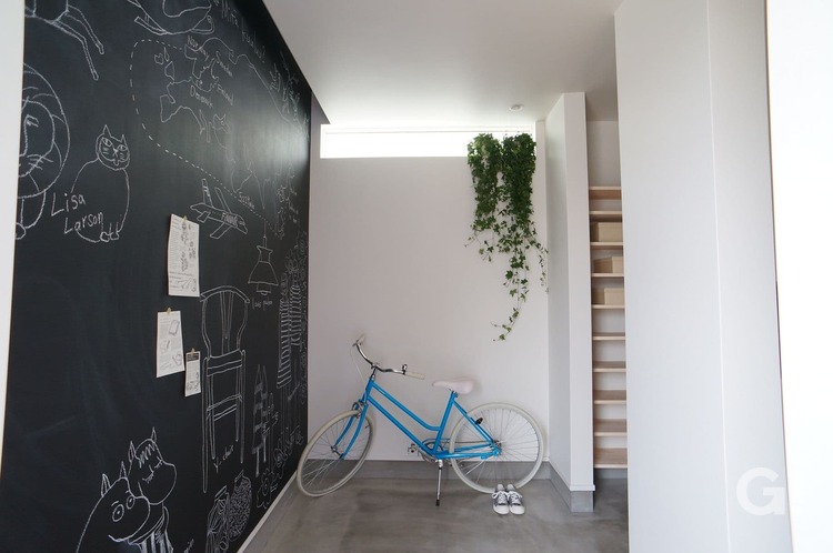 ブラックボードの壁で遊び心満載！繊細で上品なシンプルモダンな玄関