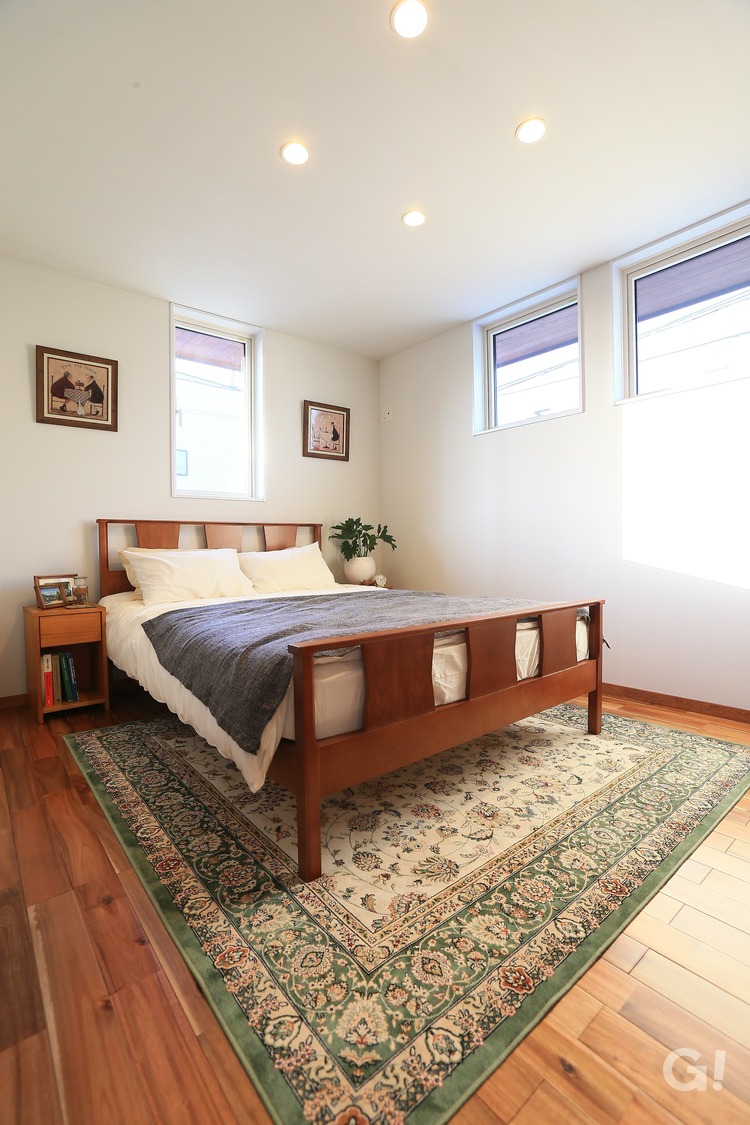 『自然素材に優しく包み込まれリラックスできる落ち着きのある北欧スタイルの寝室』の写真