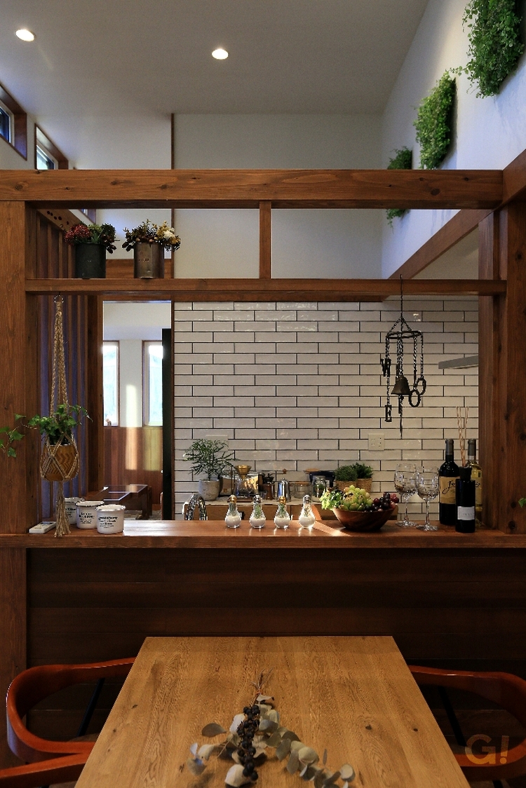 飾り棚が素敵な自然素材のひらけたキッチンの写真