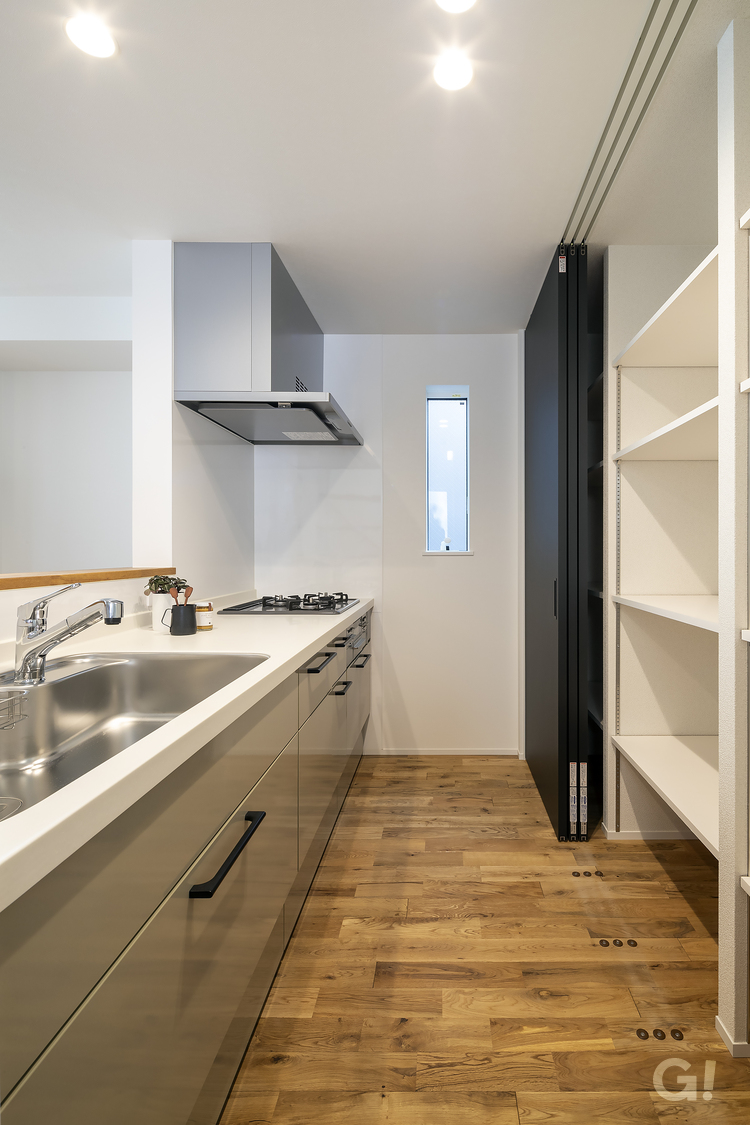『黒い収納扉がカッコいい！自然素材の魅力タップリなシンプルモダンのキッチン』の写真