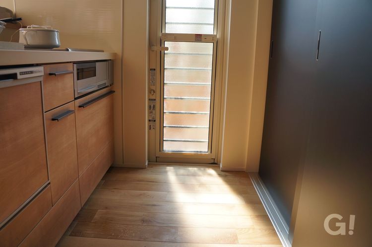 『重厚感ある黒い収納扉がカッコイイ！自然素材の良さ感じる北欧風キッチン』の写真