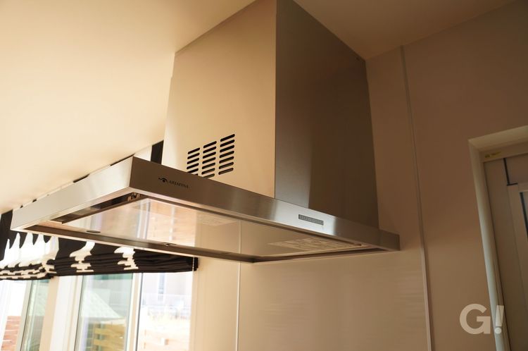 『繊細で上品な色合いの換気扇もオシャレアイテムに見える北欧風キッチン』の写真