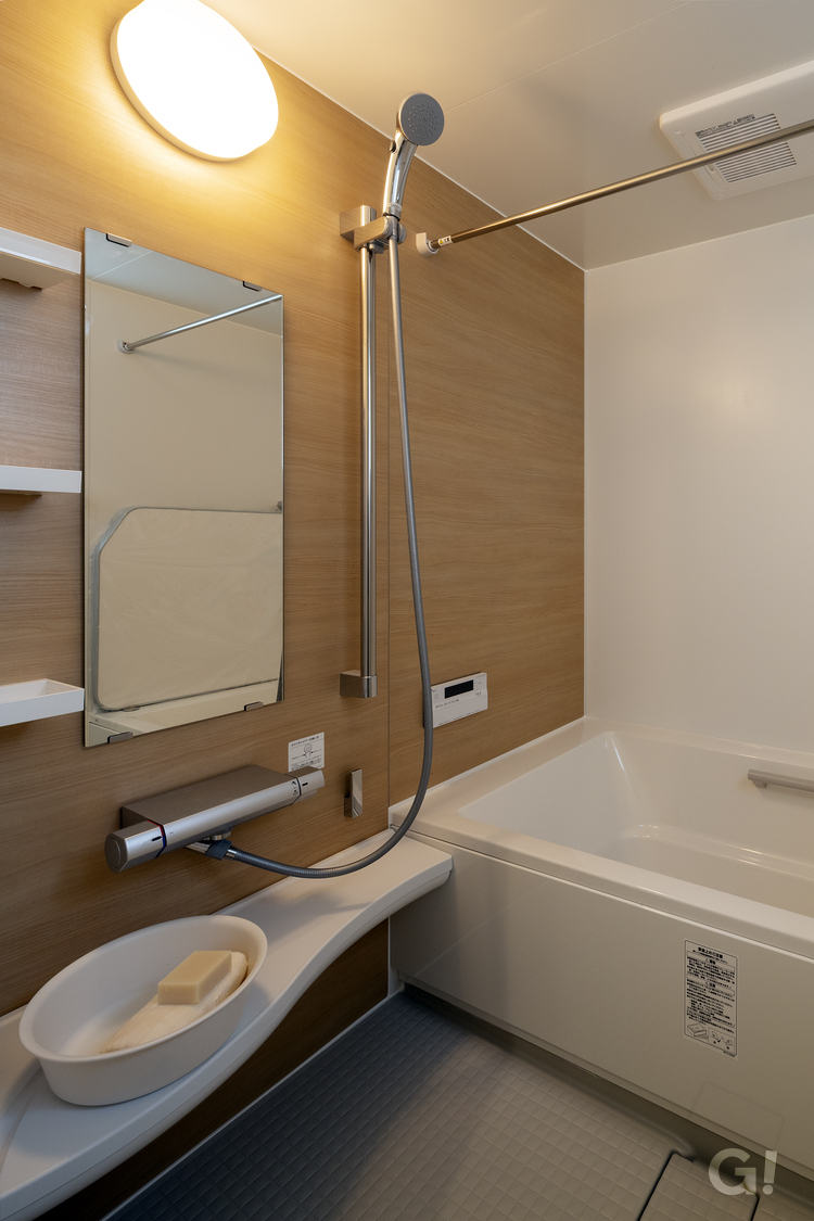 『癒しの空間広がりバスタイムが楽しくなる落ち着きのあるナチュラルな浴室』の写真
