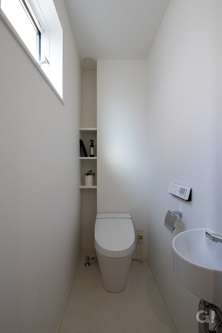 清潔感あふれ繊細で上品な白い空間広がるシンプルなトイレ