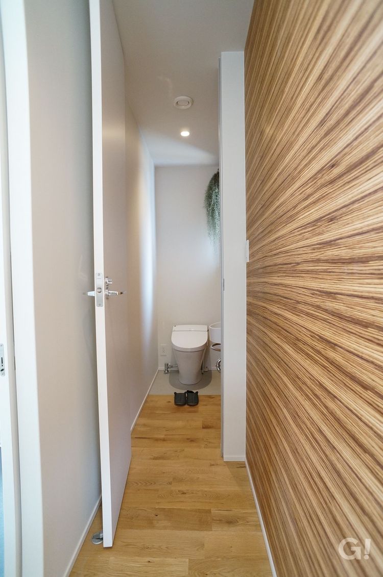 『繊細で上品な白い空間がスタイリッシュで美しい！シンプルモダンなトイレ』の写真
