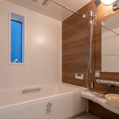 光と風も感じられリラックスできる落ち着きのあるシンプルモダンな浴室