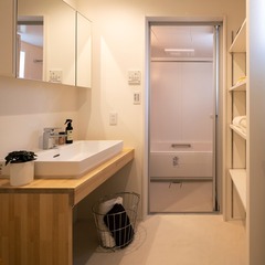 自然素材に優しく包まれ繊細で上品な空間広がる北欧スタイルの洗面脱衣室