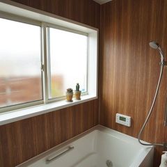 自然光もタップリ差し込み心地いい落ち着きのあるシンプルモダンな浴室