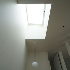 繊細で上品な空間に光を優しく届けてくれるシンプルな2階ホールにある天窓
