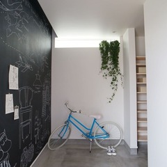 ブラックボードの壁で遊び心満載！繊細で上品なシンプルモダンな玄関