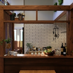 飾り棚が素敵な自然素材のひらけたキッチン
