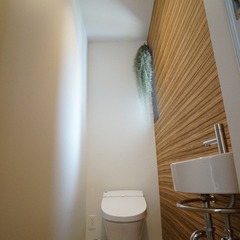 木の香りでホッとリラックス！癒しに包まれた北欧スタイルのトイレ