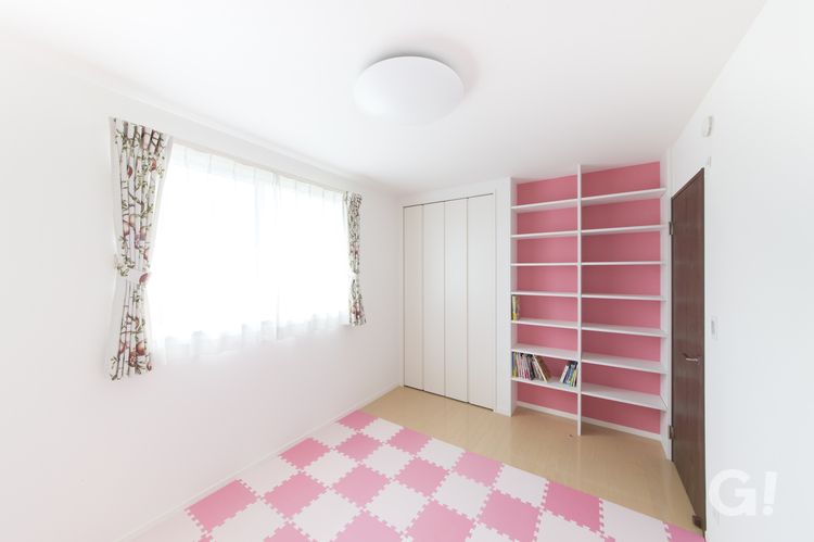 『女の子の憧れ！ピンクと花柄が可愛い子供部屋』の写真