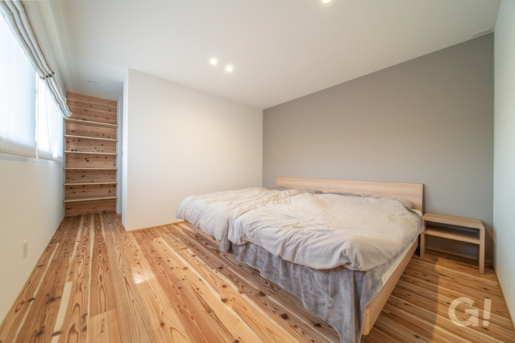 木の贅沢なナチュラルでゆったりとした寝室のあるデザイン住宅