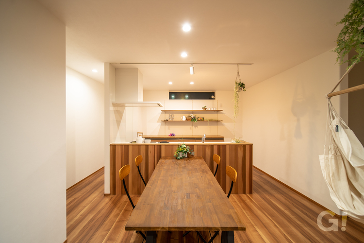 木の質感あふれるナチュラルなダイニングキッチンのあるデザイン住宅