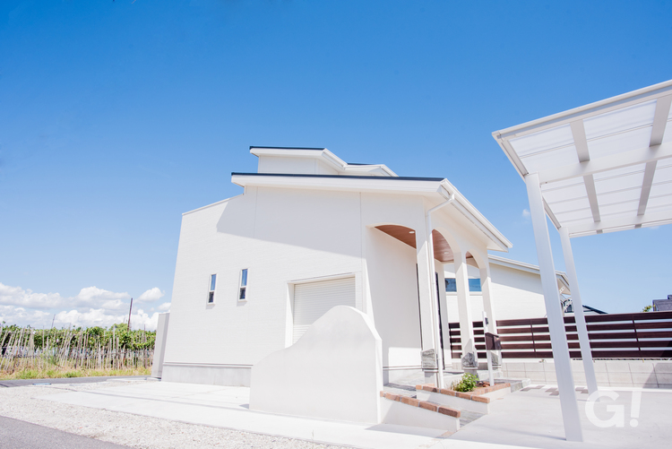 青空に映える憧れの白いデザイン住宅の写真