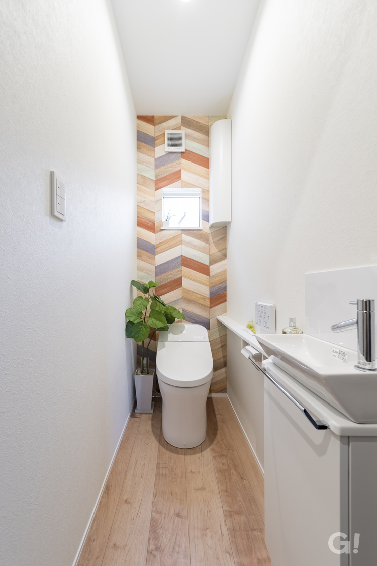 インダストリアルな壁が印象的なおしゃれなトイレの写真
