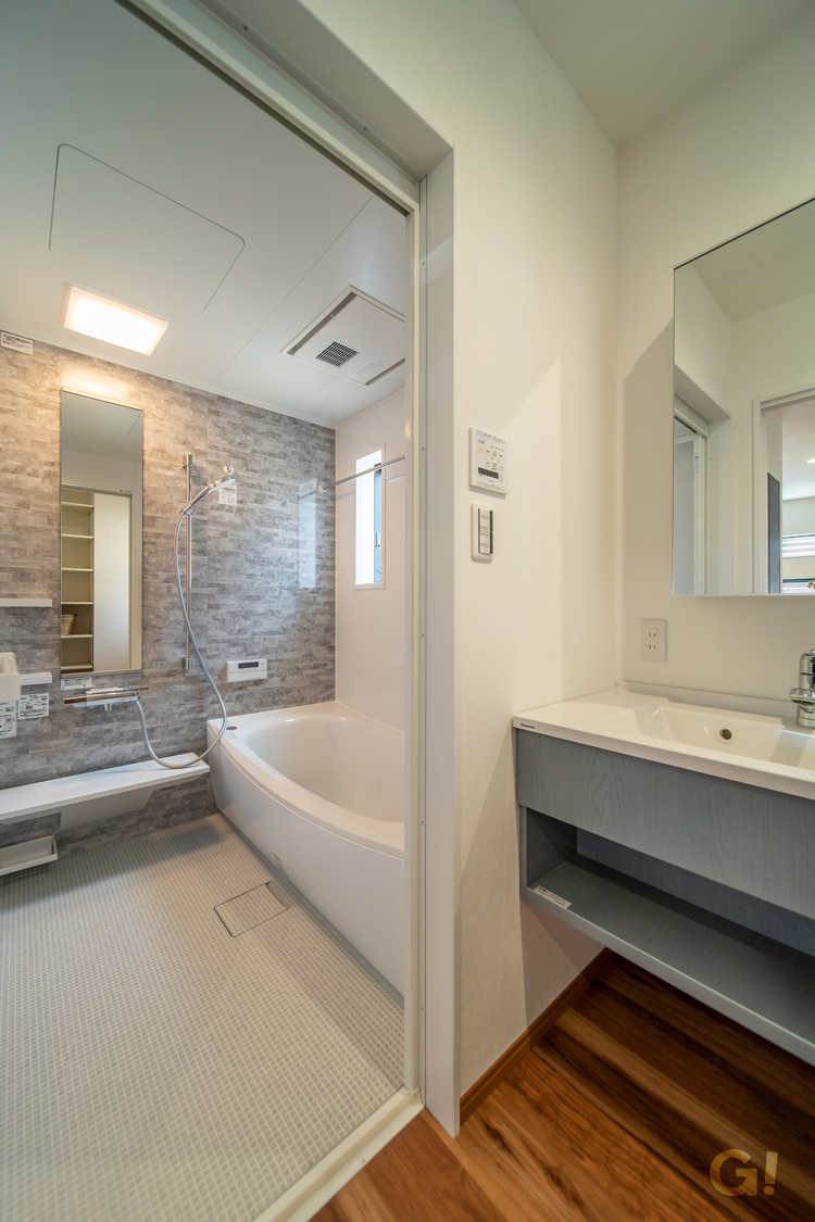 シンプルでスマートなフレンチ風の浴室があるデザイン住宅のおうち写真