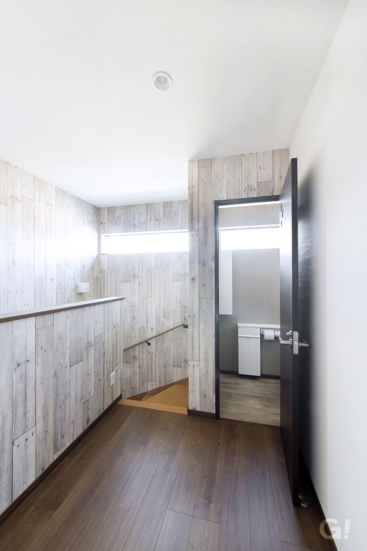 間取を有効活用した設計士と建てるデザイン住宅のおしゃれな2階トイレの写真