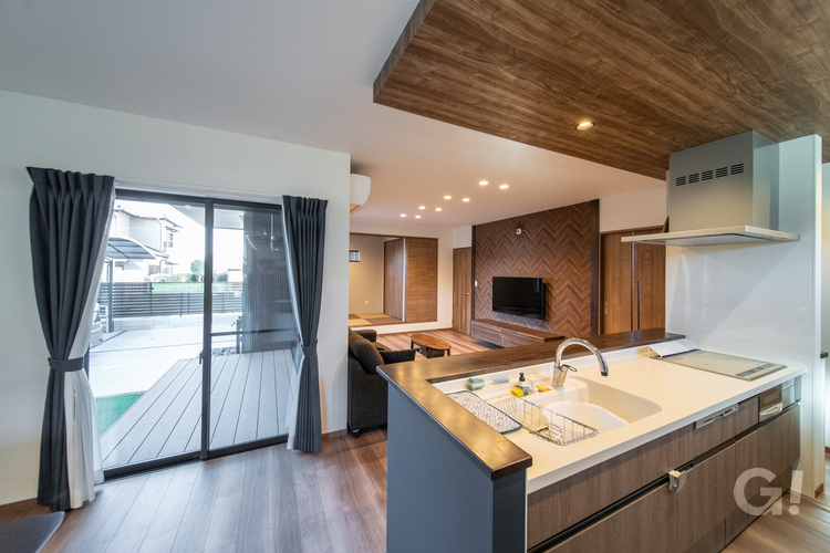 洗練された美しいデザイン住宅のキッチンの写真