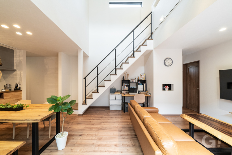 デザイン住宅の階段下を有効活用できるおしゃれなリビング