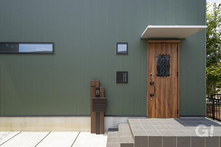 グリーンのガルバリウム鋼板がカッコイイ外構のお家の写真