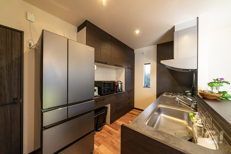 品のある落ち着いた雰囲気漂うデザイン住宅のキッチンの写真
