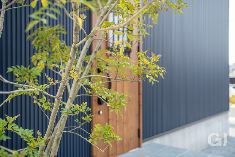 注文住宅の木目×ガルバリウムがモダンでかっこいい外壁のお家の写真