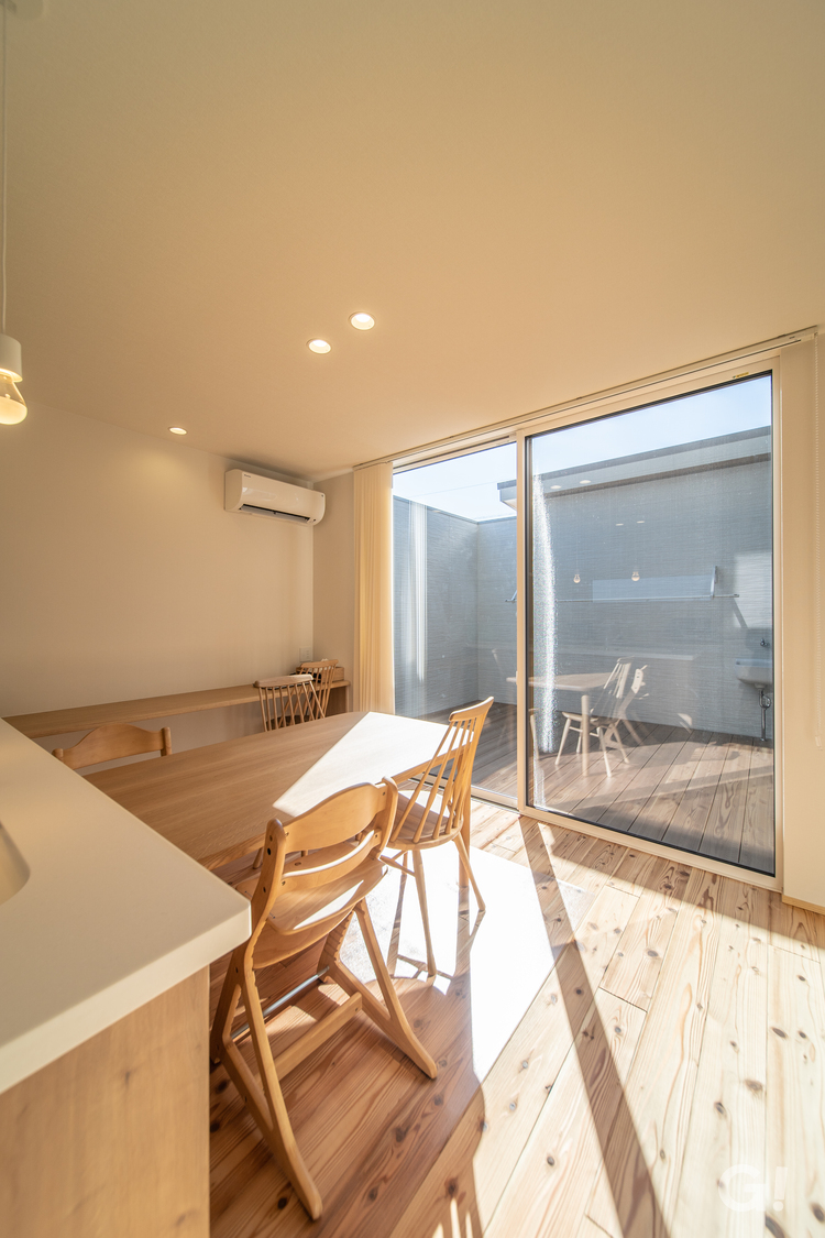 木の質感あふれるナチュラルテイストなリビングのあるオシャレな家の写真