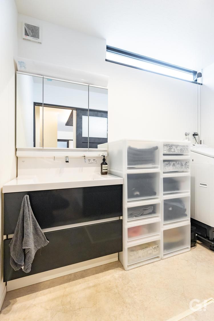 注文住宅のモノトーンコーデがオシャレで清潔感あふれる洗面スペースの写真