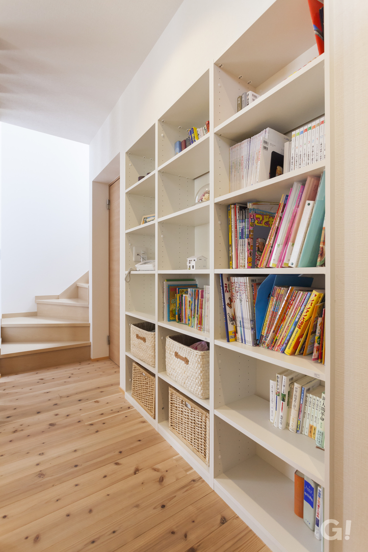 【おしゃれでシンプルな本棚のあるデザイン住宅】のおうち写真