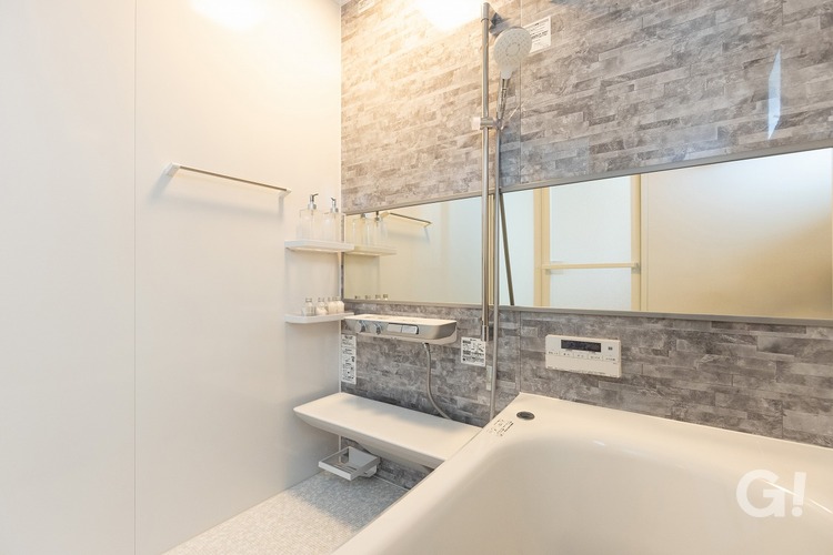 注文住宅の石調のアクセントがオシャレで清潔感あふれるバスルーム