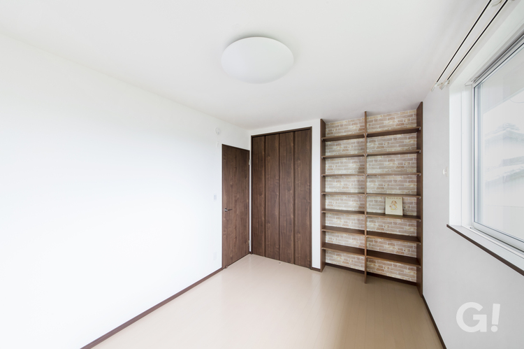 ネイビーのクロスがおしゃれ感をかもし出すモダン和室の写真